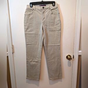 Gloria Vanderbilt stone color jeans. Size 6. SHORT.